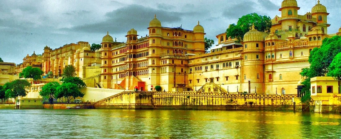Chasing Sunsets in Udaipur: Palaces, Lakes, and Quiet Corners